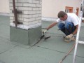 montáž vrchného bezudržbového SBS pásu obvodom komína